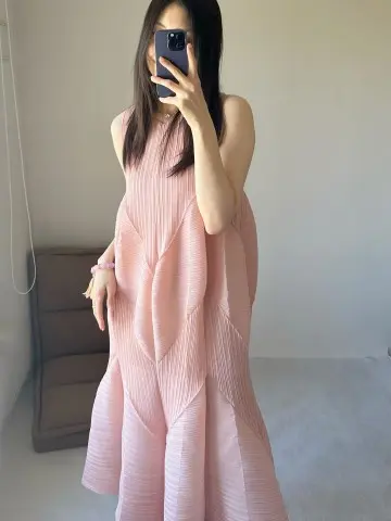 Pleated Sleeveless Cake Dress - Elegant and Stylish Outfit