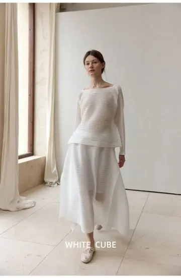 Chic Women's Pleated Two-Piece Suit With Wide Round Neck Design