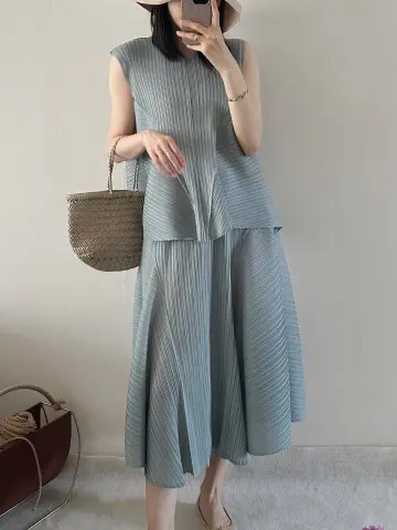 Fashionable Pleated Sleeveless Top & Tulip Skirt Set