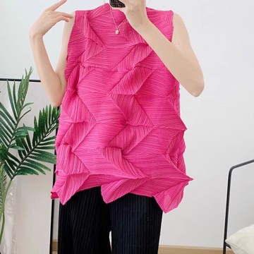 Diamond-Cut Pleated Sleeveless Tank Top