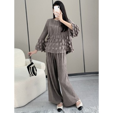 Spring/Autumn Bubble-Ruffle Velvet Lounge Set – Relaxed Top & Straight-Leg Pants